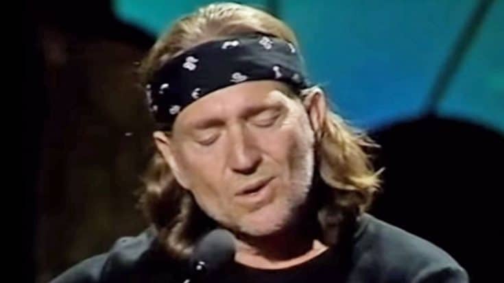 Willie Nelson Pulls On Your Heartstrings With Remorseful Rendition Of ‘Always On My Mind’ | Country Music Videos