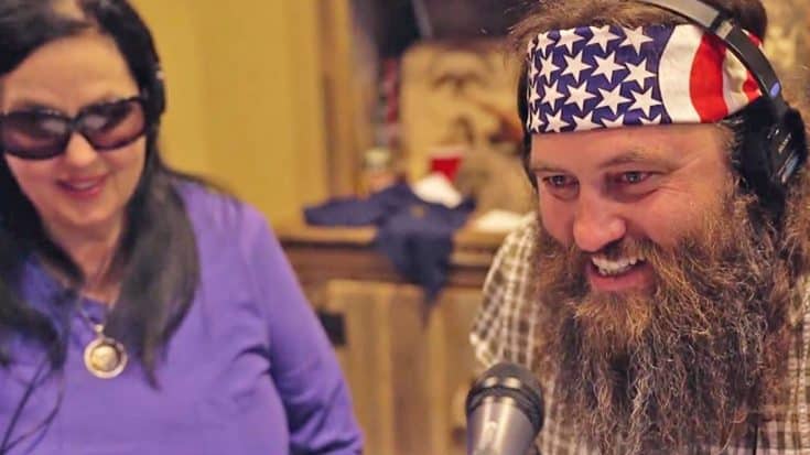 Willie Robertson Shocks Unsuspecting Restaurant-Goers With Hilarious Prank | Country Music Videos