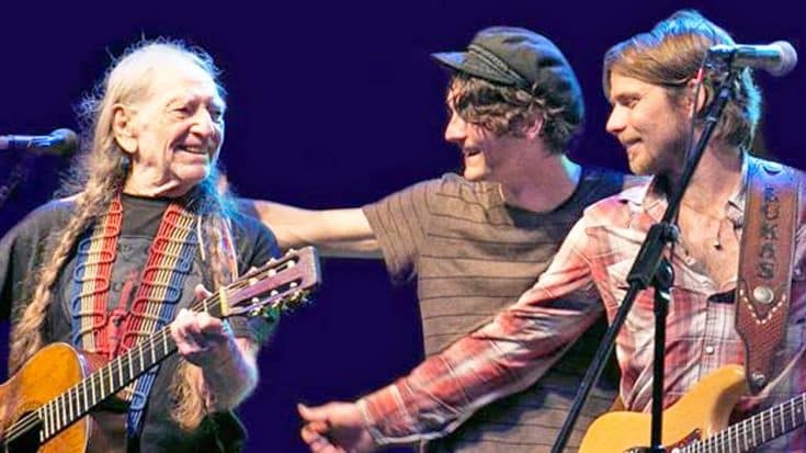 Willie Nelson And His Two Sons Perform Impromptu ‘Blue Eyes Crying In The Rain’ | Country Music Videos