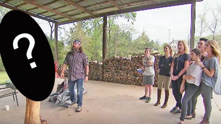 Willie Robertson Gets Wooden Statue Of Himself Made, But Something HILARIOUS Is Wrong With It | Country Music Videos