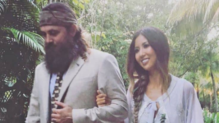 Willie Robertson Tearfully Walks Daughter Rebecca Down The Aisle In Bohemian Wedding | Country Music Videos