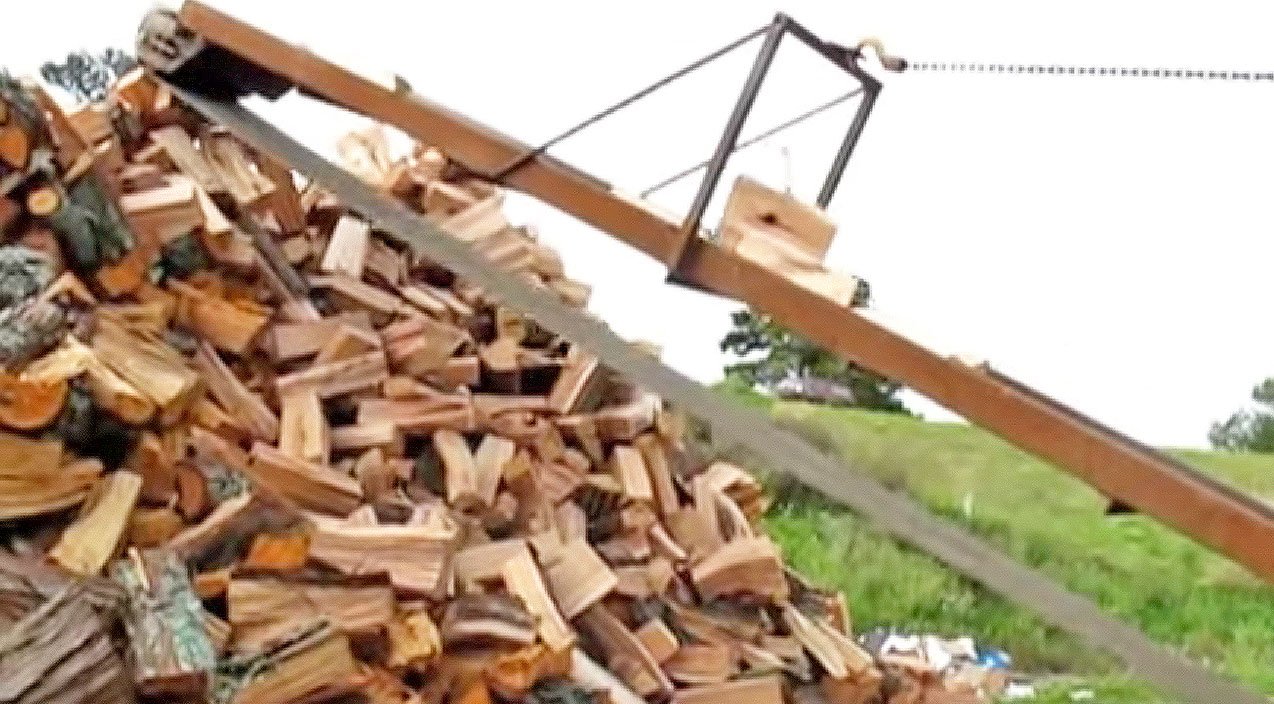 Man Cuts A Huge Pile Of Firewood In Seconds – Here’s How | Country Music Videos