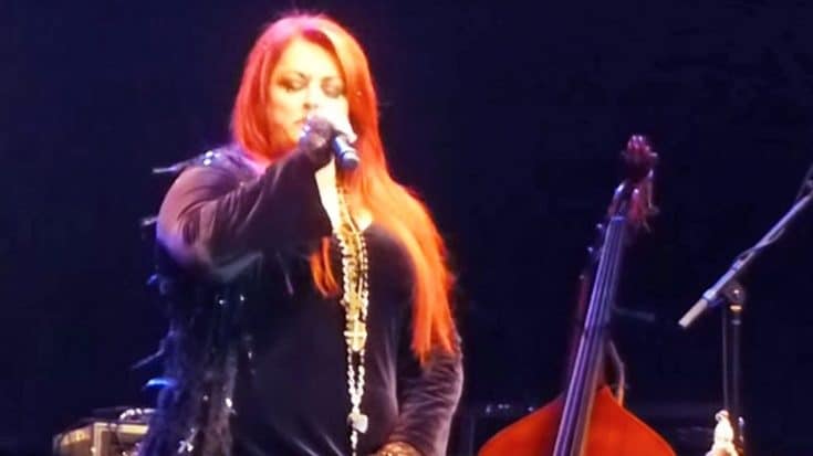 Wynonna Judd Sings Astounding Rendition Of Leonard Cohen’s ‘Hallelujah’ | Country Music Videos