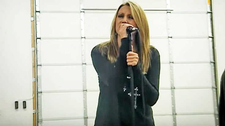 Gorgeous Woman Shows Off Powerful Voice In ‘Three Wooden Crosses’ Cover | Country Music Videos