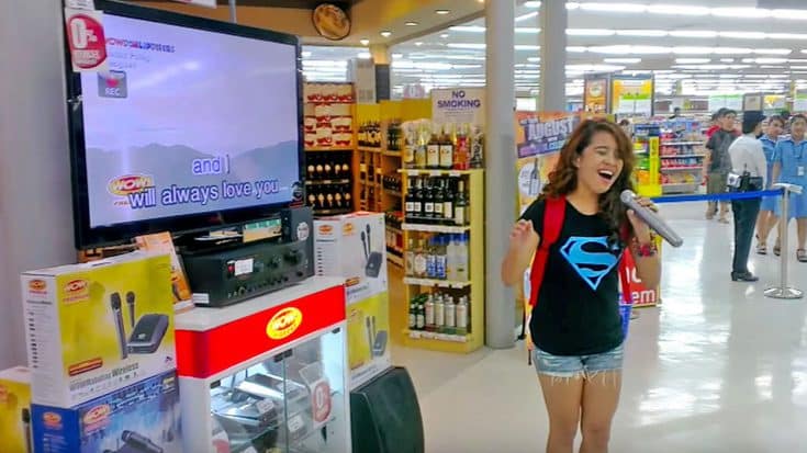 Girl Walks Up To Karaoke Machine & Surprises Shoppers With Jaw-Dropping Dolly Parton Hit | Country Music Videos