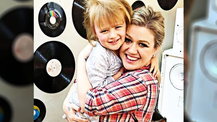 Kelly Clarkson’s Daughter Gives First Concert Performance | Country Music Videos