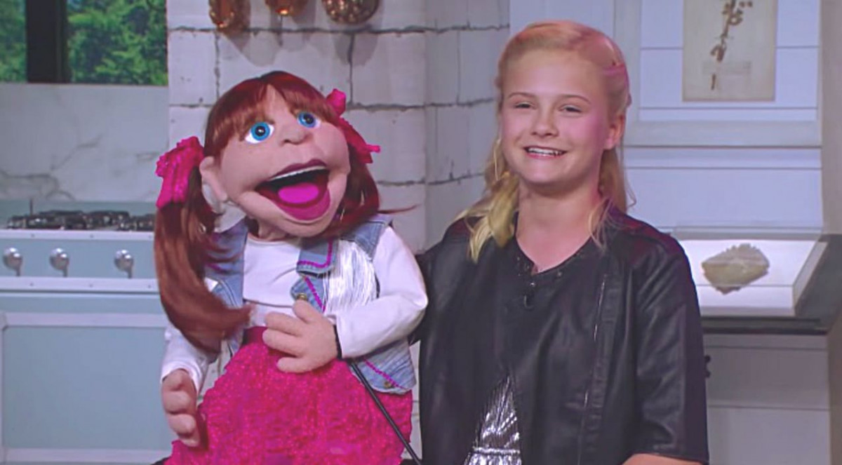 Darci Lynne & Puppet Sing For Kellie Pickler On Set Of Her Talk Show