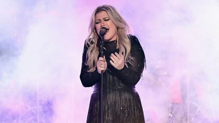 Kelly Clarkson Takes CMT Music Awards By Storm With Fiery ‘American ...