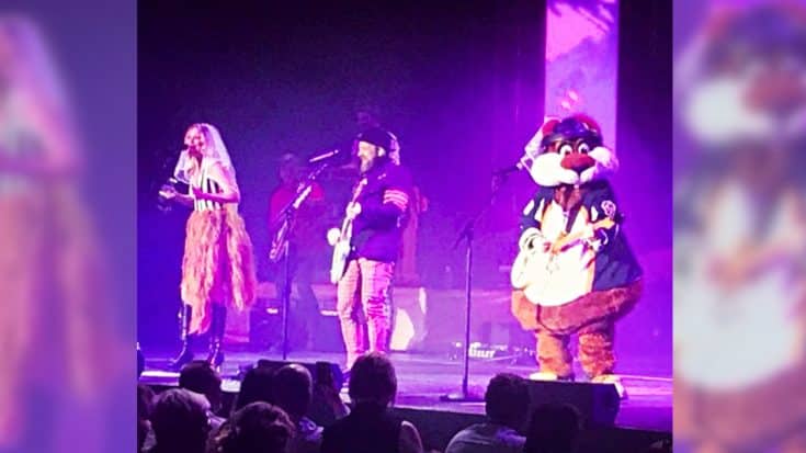Lindsay Ell Pranks Sugarland By Dressing As Swamp Rabbit Mascot | Country Music Videos