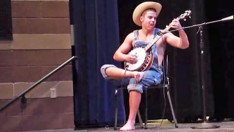 ‘Hillbilly’ Stuns The Audience With Impressive Banjo-Playing Skills | Country Music Videos