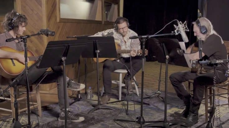 Willie Nelson & His Two Sons Perform ‘Blue Eyes Crying In The Rain’ During 2017 Recording Session | Country Music Videos
