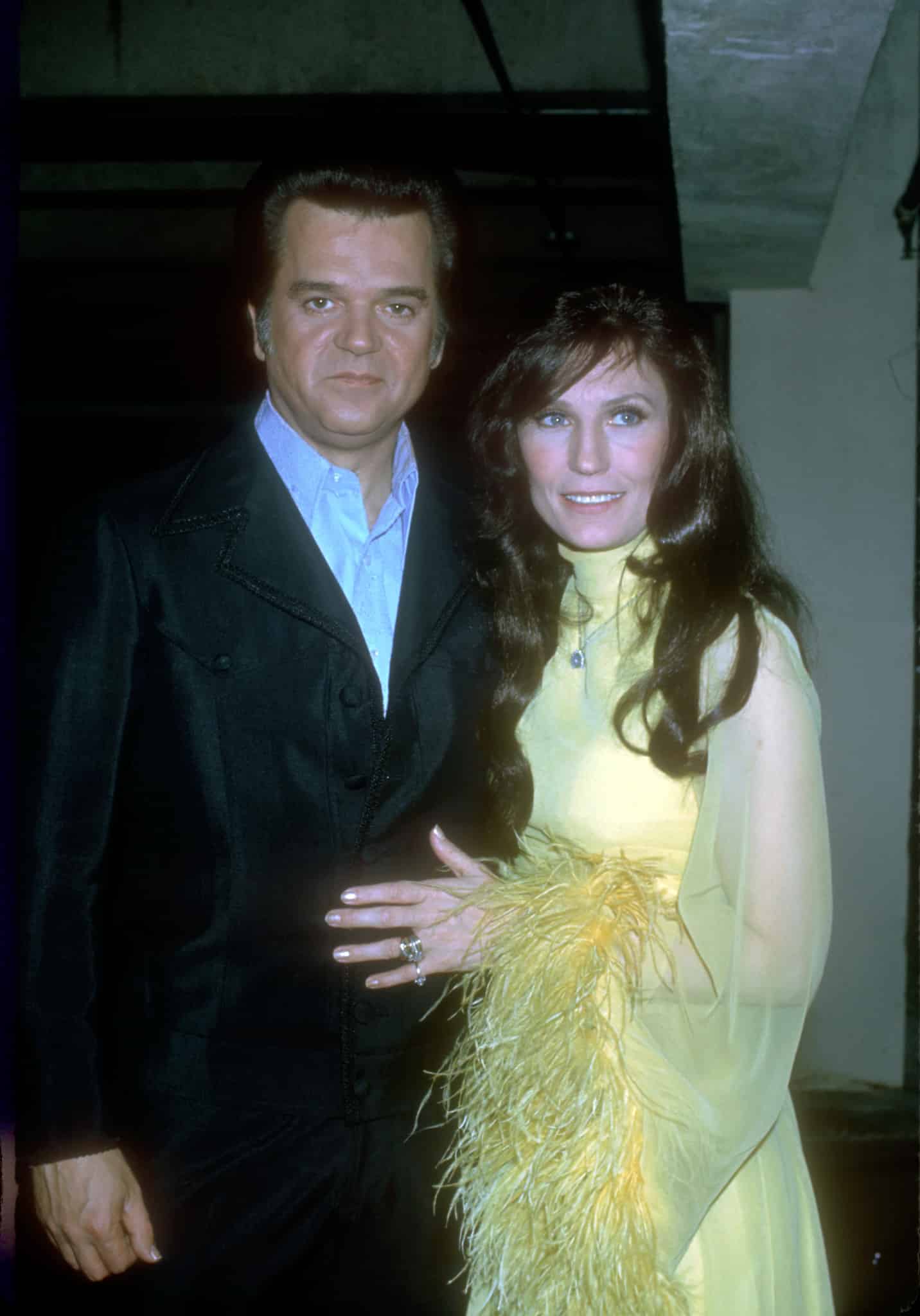 Conway Twitty and Loretta Lynn shared a quick kiss after a performance of "Hello Darlin'"