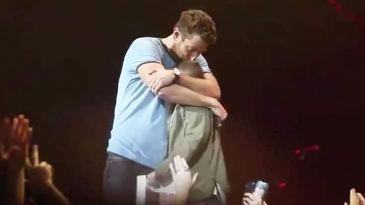 Young Girl Holds Up Unforgettable Sign – Brett Eldredge Reacts Perfectly | Country Music Videos