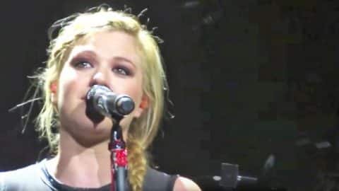 Kelly Clarkson Cries During 2012 Performance Of ‘Go Rest High On That Mountain’ | Country Music Videos