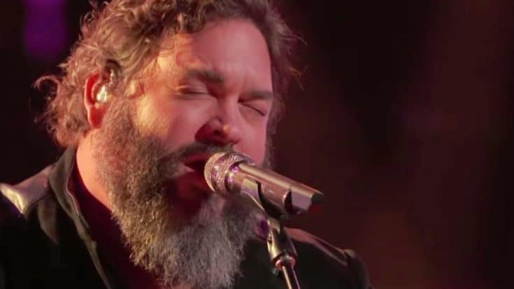 Season 15 “Voice” Artist Dave Fenley Performs Willie Nelson’s “Angel Flying Too Close” | Country Music Videos