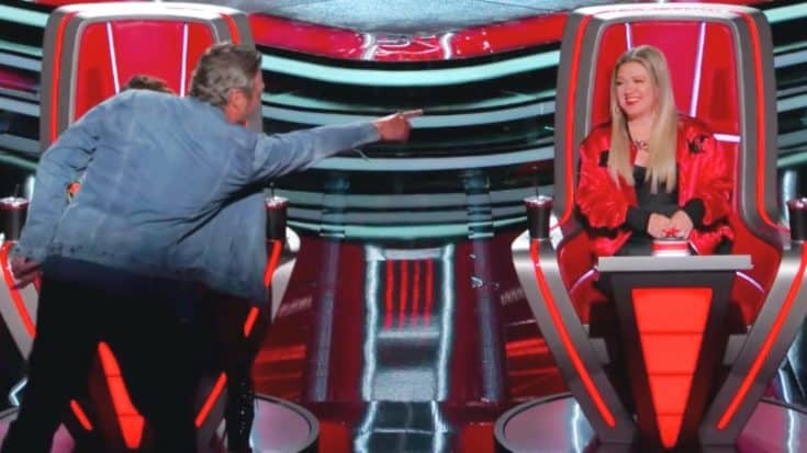 Kelly Clarkson Didn’t Want To Sit Next To Blake On “The Voice” | Country Music Videos