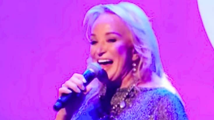 Tanya Tucker Mixes ‘Delta Dawn’ With ‘Amazing Grace’ In Medley At 2015 Show | Country Music Videos