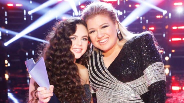 Kelly Clarkson Was Hiding Something During ‘Voice’ Finale & You Couldn’t Tell | Country Music Videos