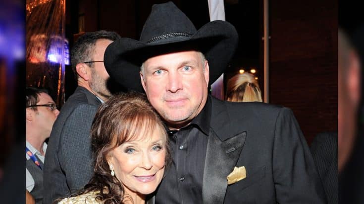 Garth Brooks Was Loretta Lynn’s Date For 2010 Awards Ceremony | Country Music Videos