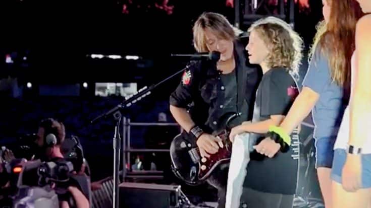 Keith Urban Brings Young Girl On Stage To Sing “Parallel Line” At 2019 Australia Show | Country Music Videos
