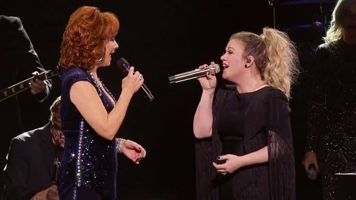 Kelly Clarkson Brings Out Reba For “Because Of You,” “Fancy,” & More During 2019 Show | Country Music Videos