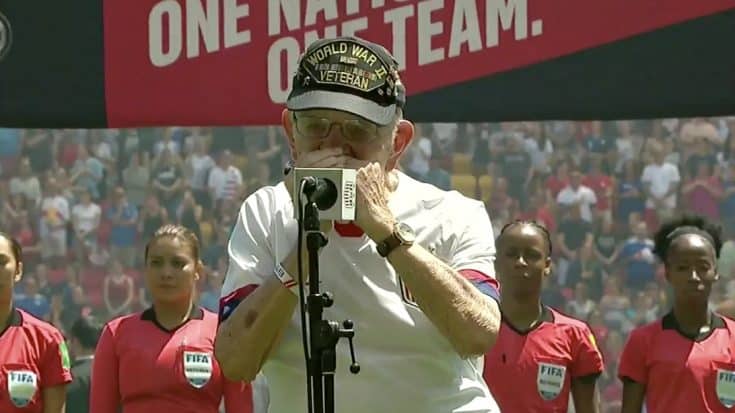 96-Year-Old WWII Vet Silences Crowd With Harmonica Rendition Of National Anthem | Country Music Videos