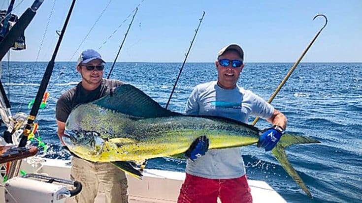 Man Breaks Record Catching Biggest Mahi Mahi – Guess How Much It Weighs? | Country Music Videos