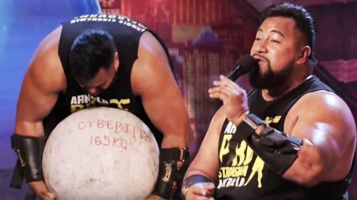 After Lifting 694 Pounds, Man Sits Down & Sings John Legend’s “Ordinary People” | Country Music Videos