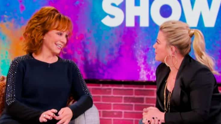 Reba Tells Kelly Clarkson She Loves Her, Compliments Her Talk Show On Instagram | Country Music Videos