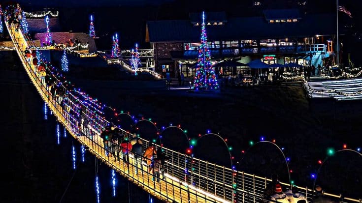 Gatlinburg Lights Up Its 680-Foot SkyBridge For Christmas | Country Music Videos