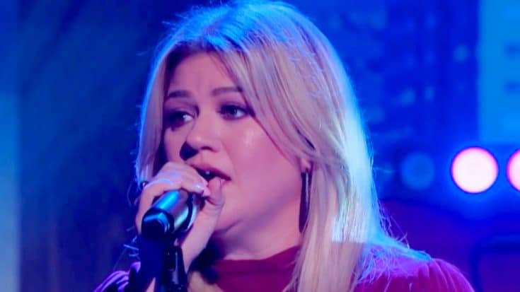 Crowd Cheers Mid-Performance As Kelly Clarkson Sings “I Hope You Dance” | Country Music Videos