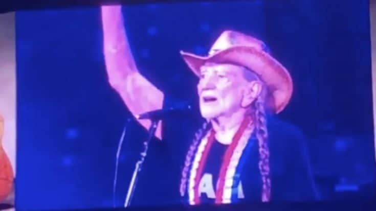 Weeks After ‘Best Friend’ Dies, Willie Points To Sky & Cries During ‘Always On My Mind’ | Country Music Videos