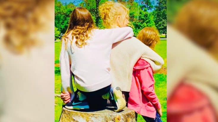 Keith Urban Posts Photo Of Nicole Kidman With Daughters For Mother’s Day | Country Music Videos