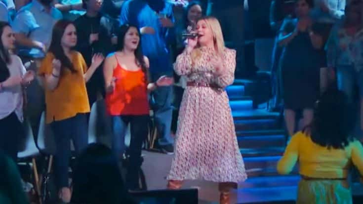 Kelly Clarkson Sings Of Summer Days In “Kellyoke” Cover Of Little Big Town’s “Pontoon” | Country Music Videos