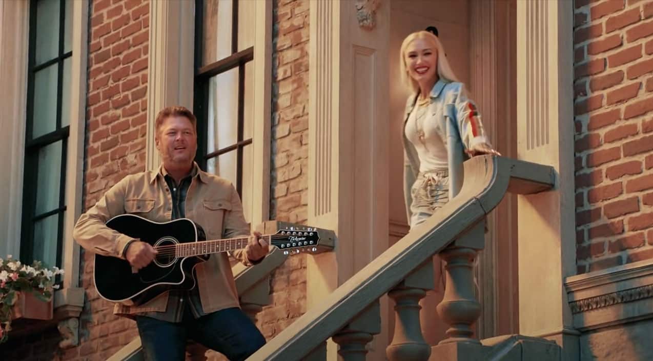 Blake, Gwen, Kelly, & John Cover Bob Marley’s “One Love” | Country Music Videos