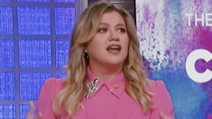 Kelly Clarkson Says She “Definitely Didn’t See” Divorce Coming | Country Music Videos