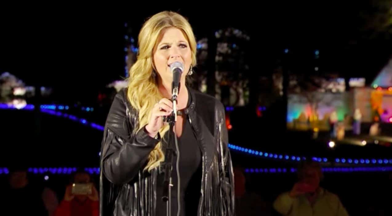 Trisha Yearwood Sings “Blue Christmas” To Honor Elvis At Graceland In 2015