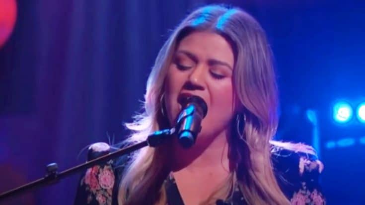 Kelly Clarkson Shares “Kellyoke” Cover Of Fleetwood Mac’s “Dreams” | Country Music Videos