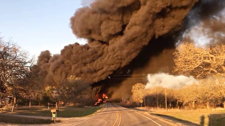 18-Wheeler Collides With a Train, Causes Fiery Explosion In Texas | Country Music Videos