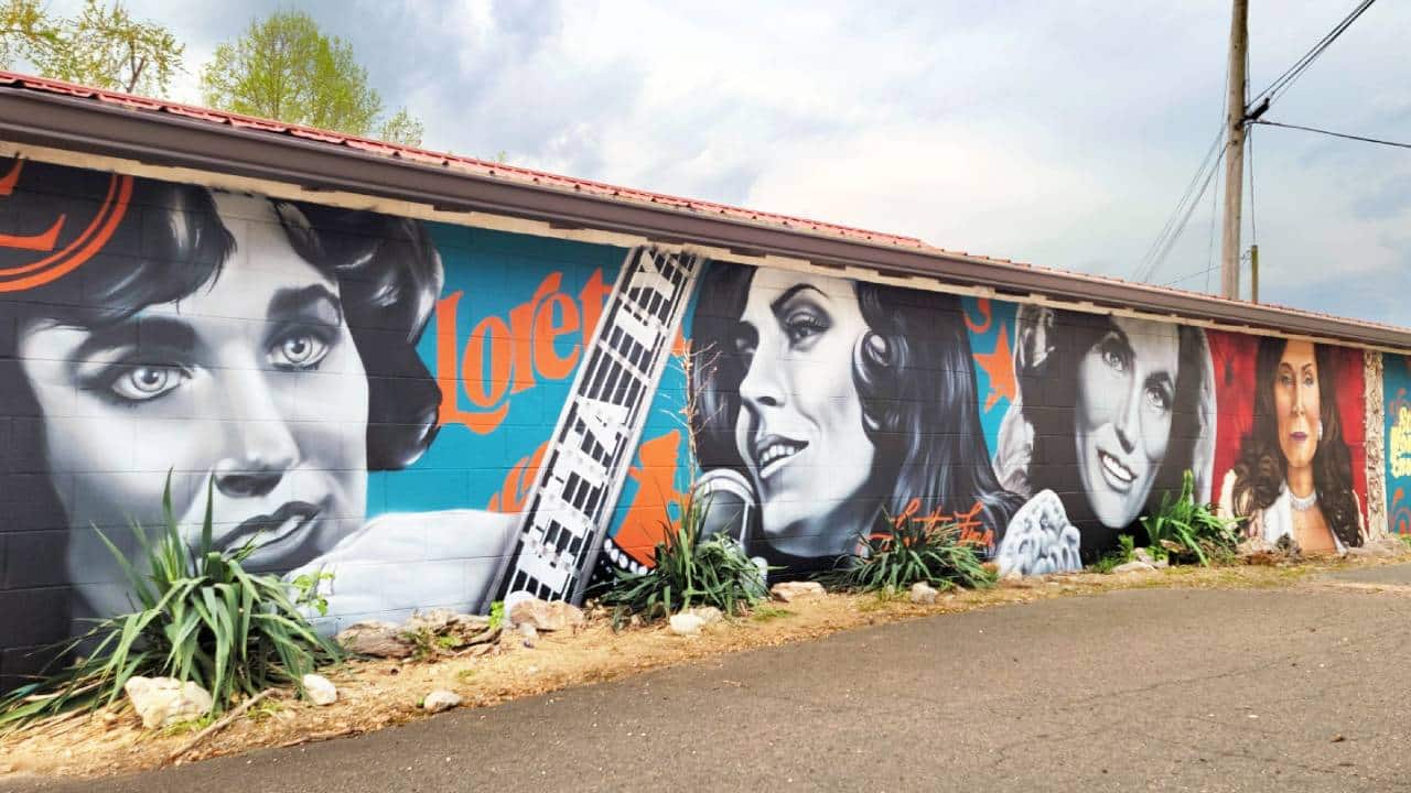 New Loretta Lynn Mural Appears At Tennessee Ranch | Country Music Videos