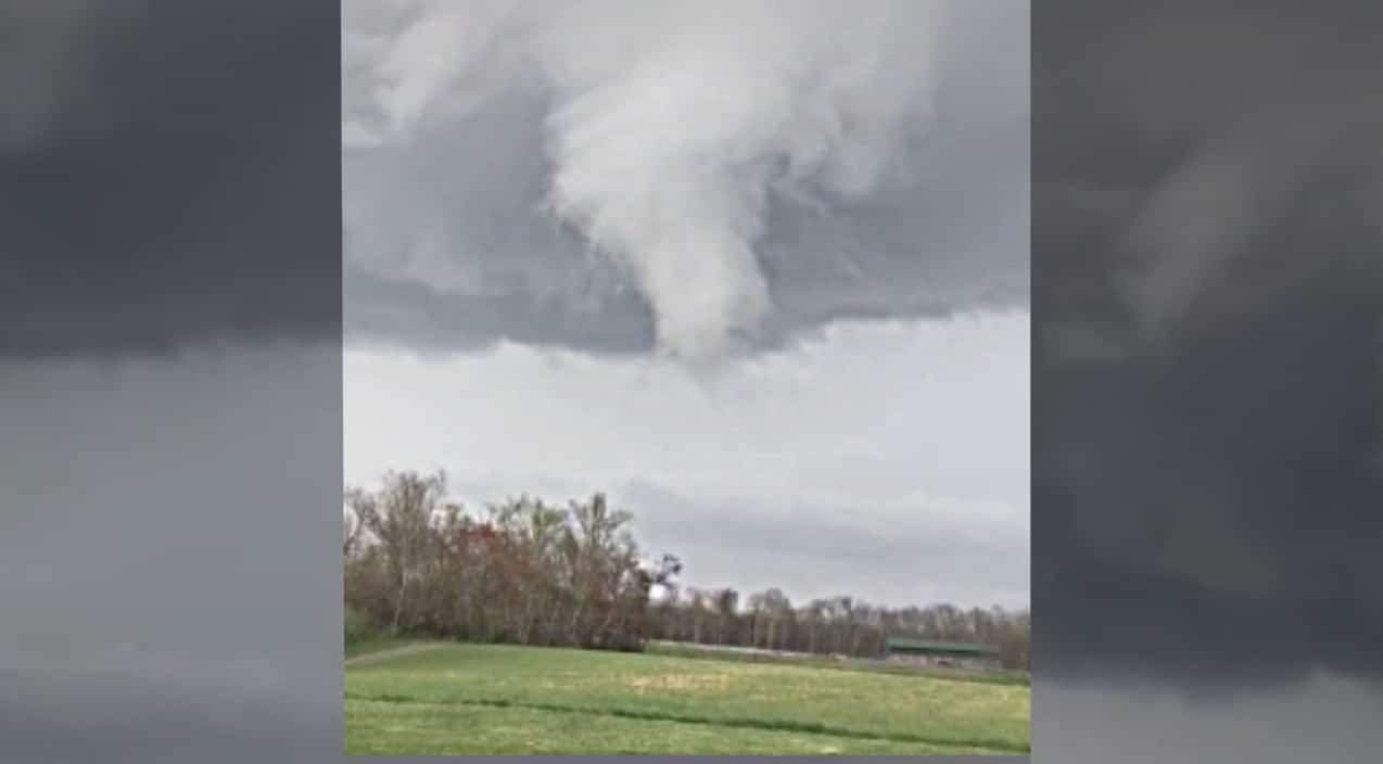 Possible Tornado Forms Over Tennessee Man’s Yard | Country Music Videos