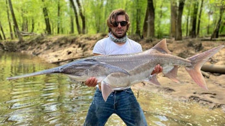 Tennessee Man Fishing For Bass Catches 55-Pound Prehistoric Fish | Country Music Videos