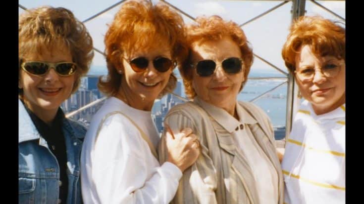 Reba McEntire Mourns Her Mom On 2nd Mother’s Day Since Death | Country Music Videos