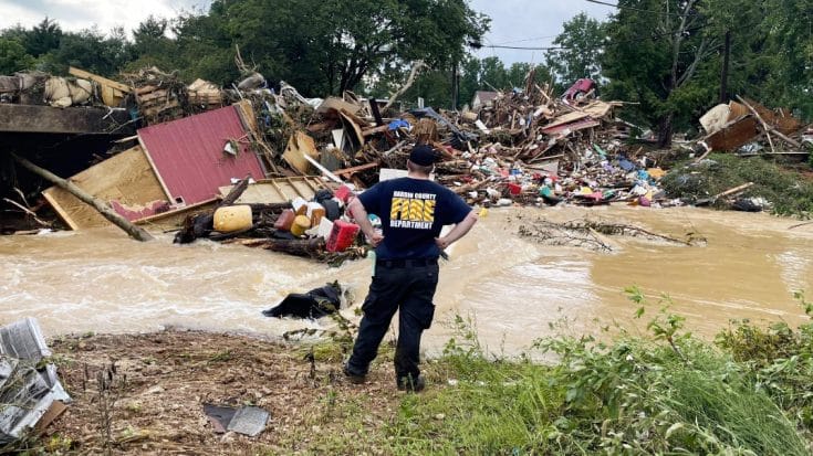 Anonymous Man Pays For 20 Funerals Of People Killed In TN Floods | Country Music Videos