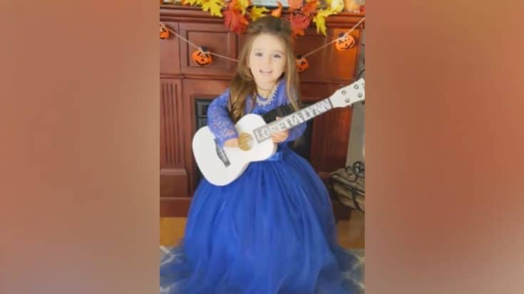 Loretta Lynn Compliments Girl Who Dressed Like Her For Halloween | Country Music Videos