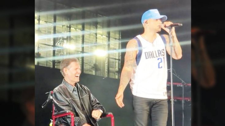 Randy Travis Crashes Kane Brown’s Stage For “Three Wooden Crosses” Performance | Country Music Videos