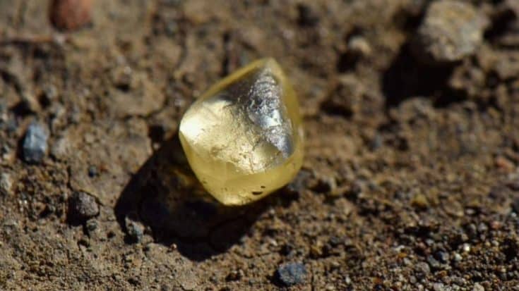 Woman Finds 4.38-Carat Diamond At Arkansas State Park | Country Music Videos