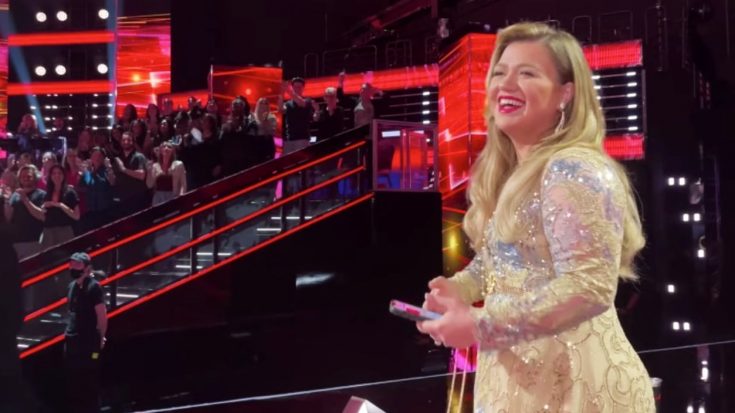 Kelly Clarkson Stunned When Whole “Voice” Crowd Sings Her Song | Country Music Videos
