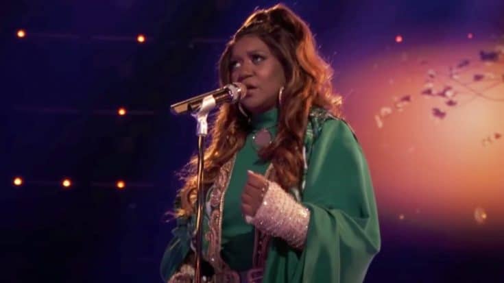 Team Blake’s Wendy Moten Sings With Casts On Both Arms After Falling On “The Voice” | Country Music Videos