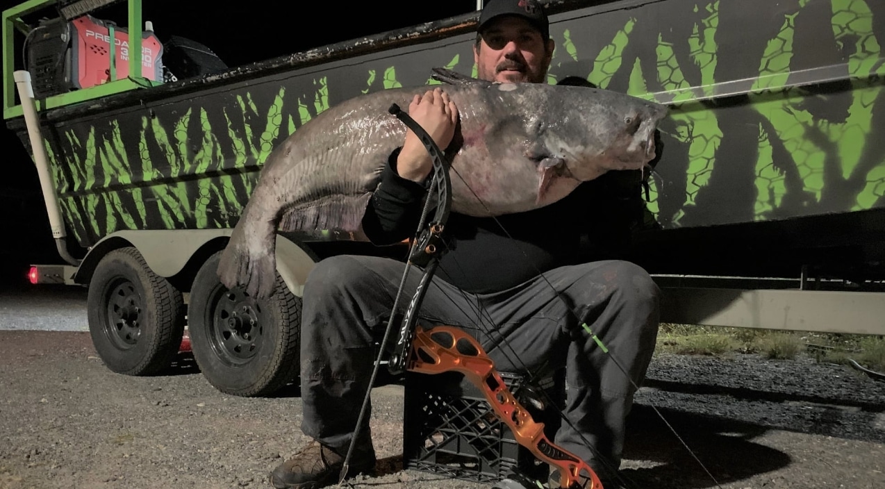 Hunter Bow Kills 4ft Catfish & Breaks Virginia State Record | Country Music Videos